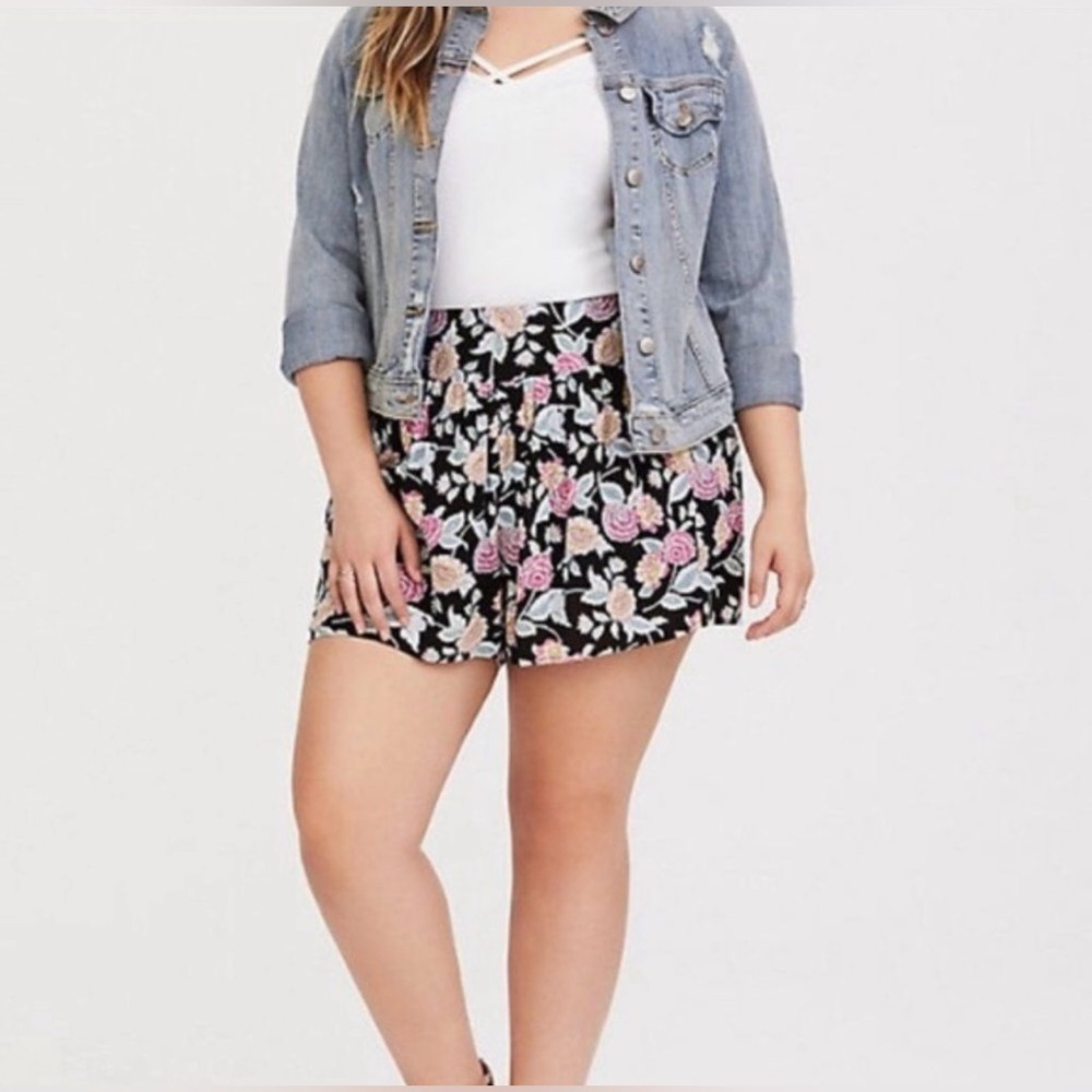 Torrid Women's Black Paisley Floral Gauze Soft Elastic Waist Casual Short Size 2
